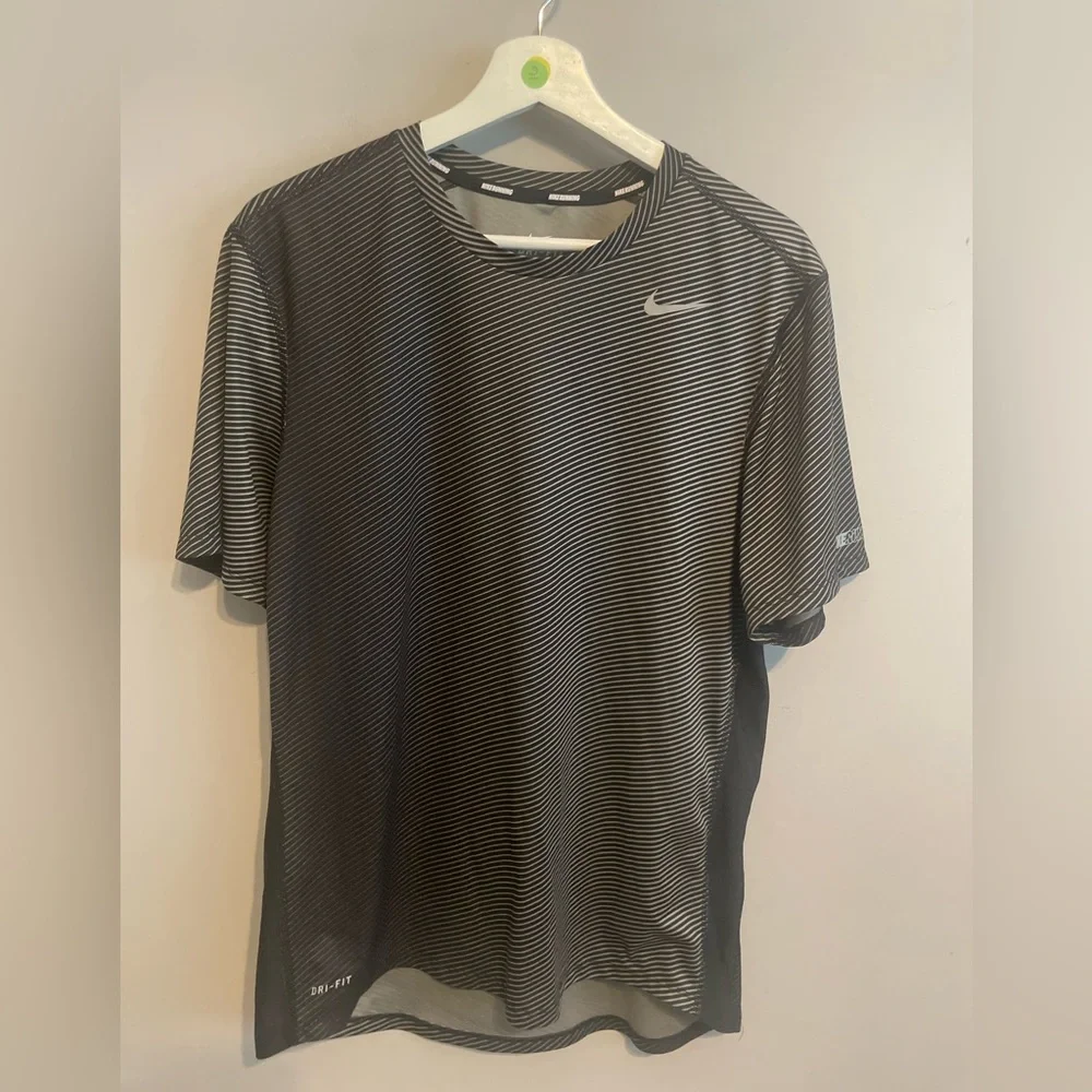 NIKE Dri-fit striped pattern t-shirt SIZE medium